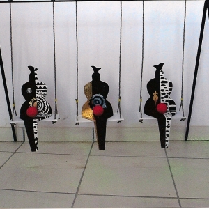DI 3 chaises mini noires sur balançoire